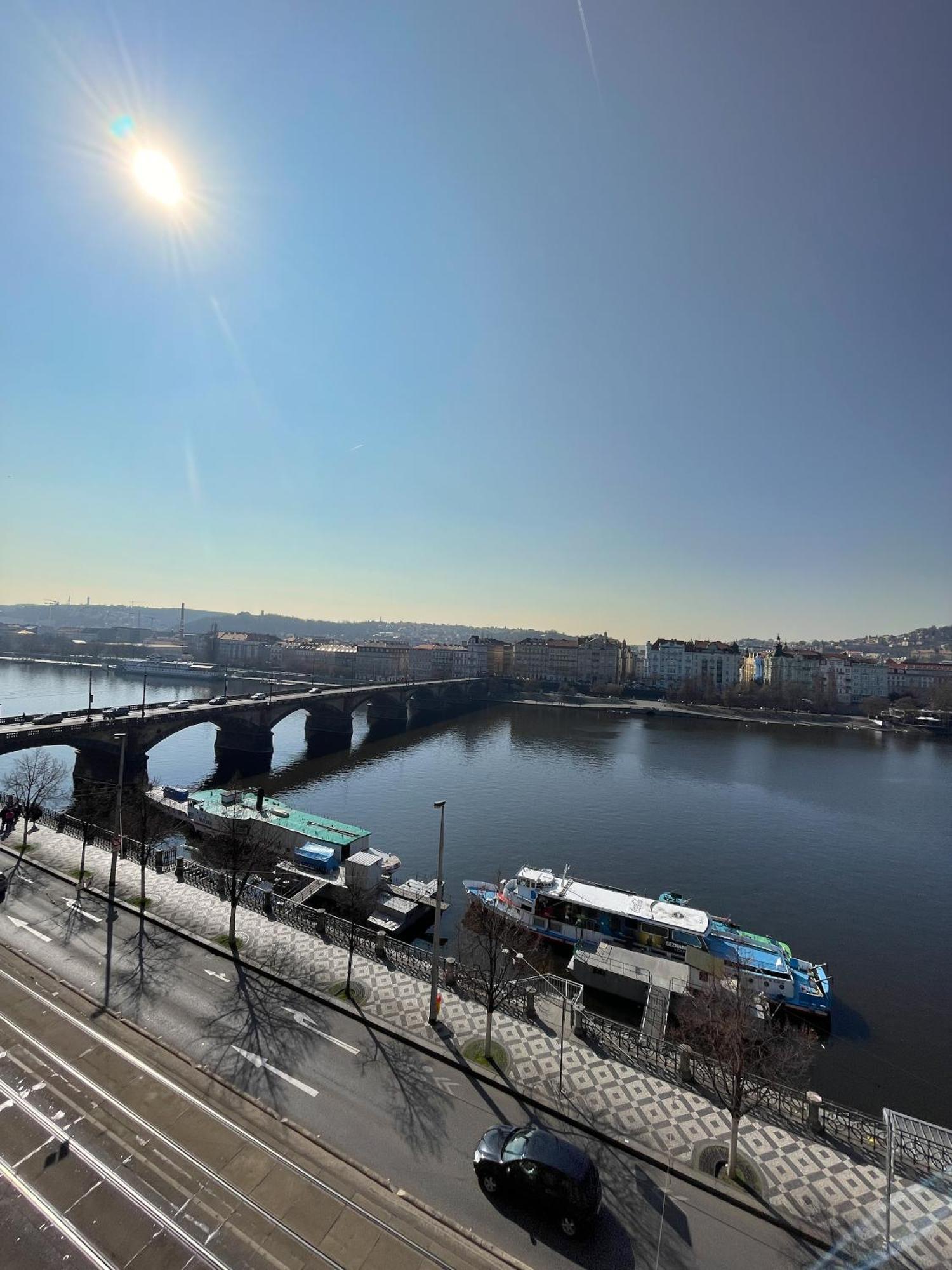 Rasinovo Nabrezi - Riverside Residence Praga Esterno foto